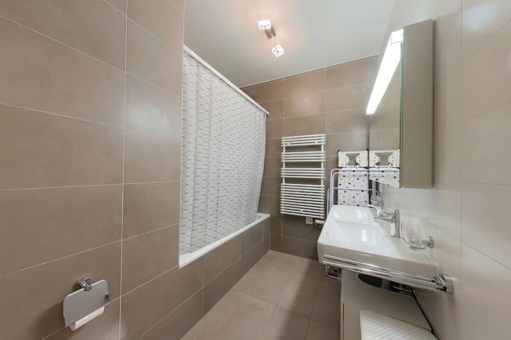 Charming 2-bedroom In The Heart Of Rsf2 Appartamento